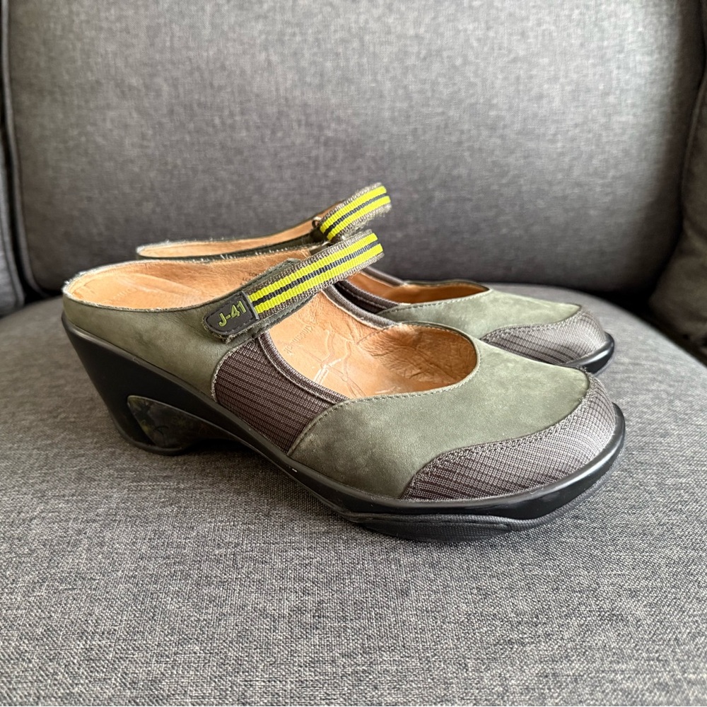 J-41 Adventure On Women’s Clogs - Size 8.5